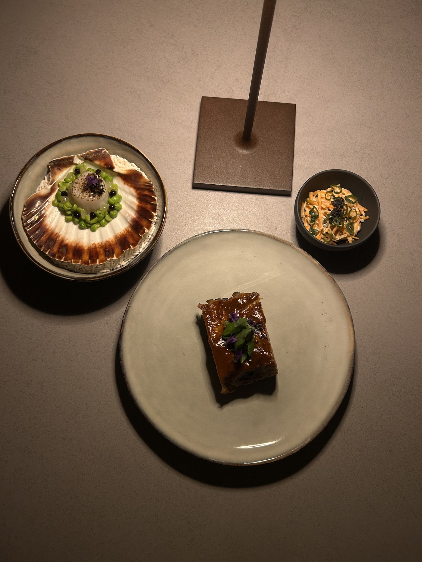 Serviertes RAPHAËL Dinner: Jakobsmuschel, Spare Ribs und Rüebli-Slaw